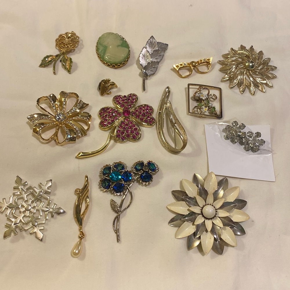 LOT —BROOCHES ..16 PCS.